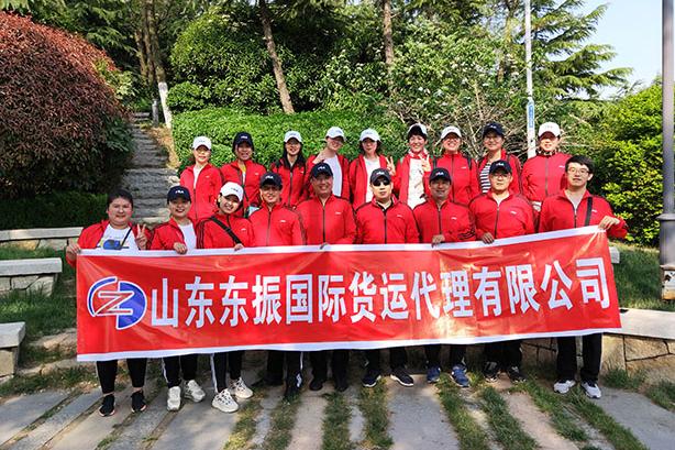 为让大家身心放松，公司特组织里口山爬行之旅